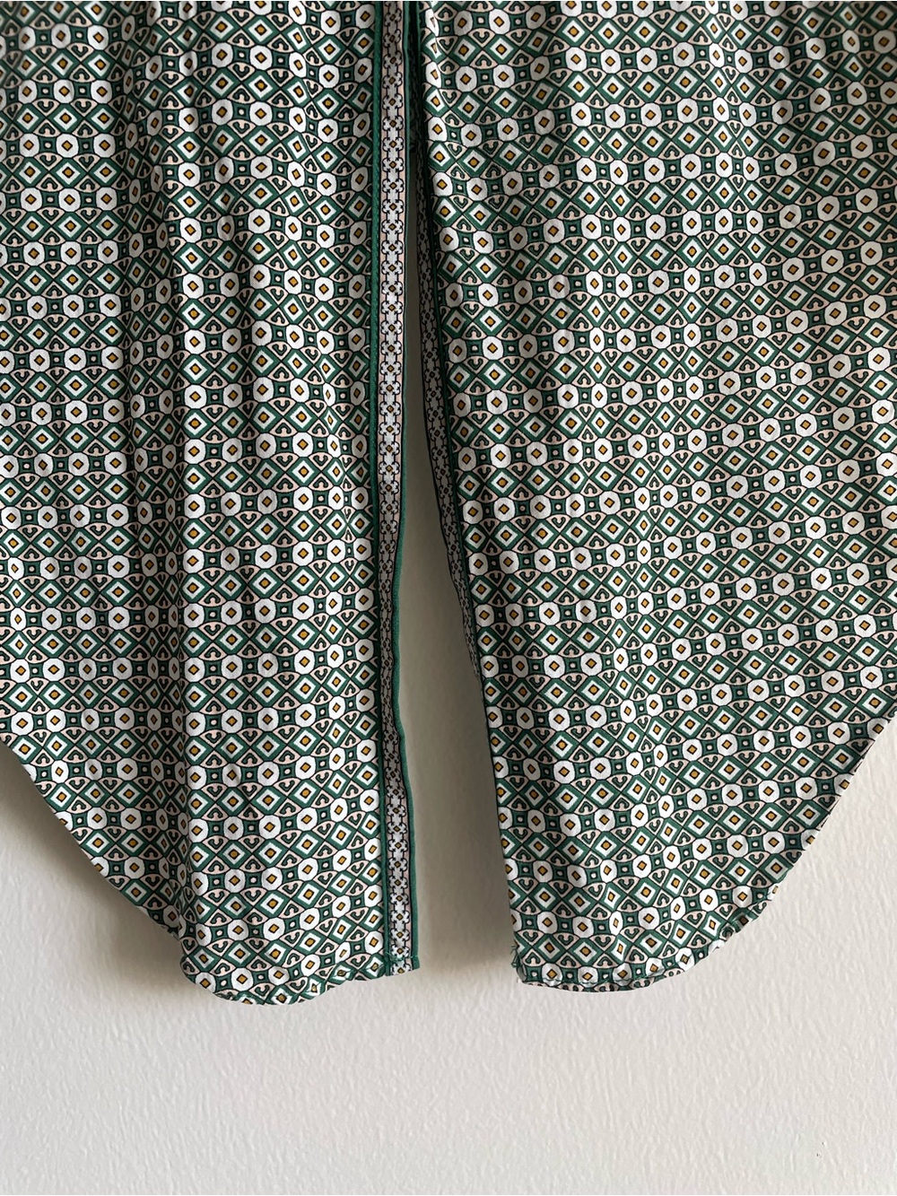 Boho artsy tie front top casual flowy geometric medallion green flutter sleeve - Picture 4 of 9